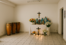 Terreiro de Umbanda em BH: o que esperar na primeira visita Interior de um terreiro de Umbanda em BH, com altar simples, atabaques e flores, sem pessoas.
