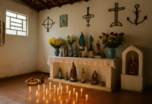 Terreiro de Umbanda perto de mim: como encontrar e o que esperar Altar de terreiro de Umbanda em Belo Horizonte com velas e flores