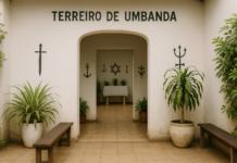 Casa de Umbanda Belo Horizonte: como escolher e o que esperar Entrada de uma casa de Umbanda em Belo Horizonte com paredes brancas, plantas e bancos de madeira.