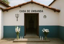 Casa de umbanda perto de mim: como encontrar e escolher Entrada de uma casa de umbanda perto de mim, com velas e flores, ambiente acolhedor e limpo.